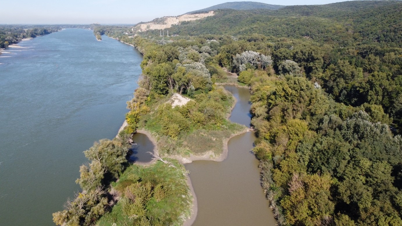 Pohľad z dronu na bočné rameno vytvorené za smernými stavbami v hornej časti ostrova Sihoť