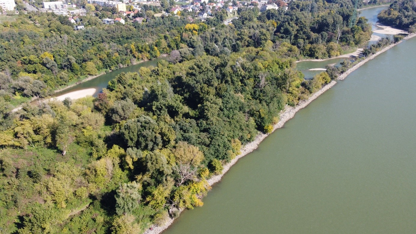 Pohľad z dronu na spodnú časť Karloveského ramena na ostrove Sihoť